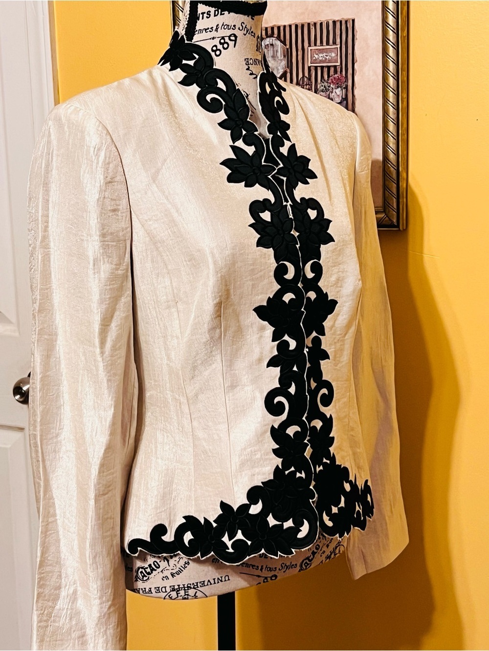 Victor Costa Ivory Jacket with Black Floral Appliqué size 6 - Picture 5 of 15